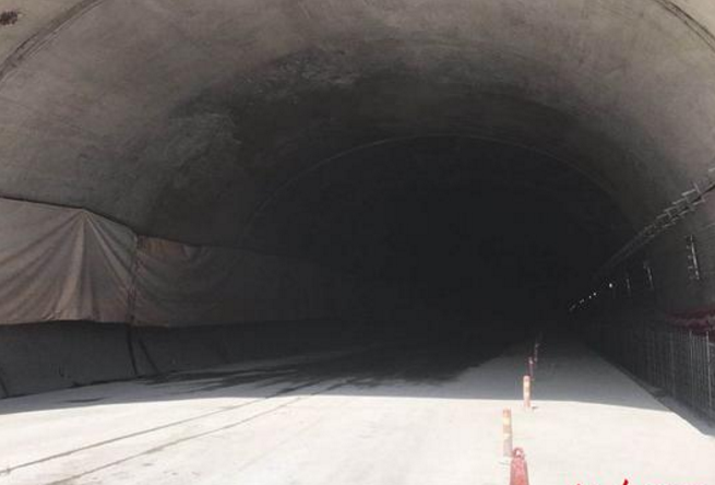高速隧道内防火涂料施工前的基层处理工作