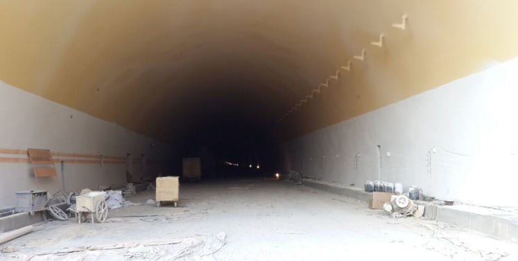 哥板山隧道即将贯通隧道涂料喷涂展示